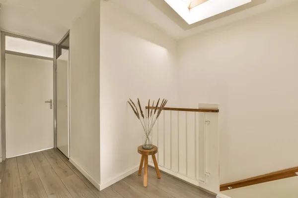 Ein Leerer Raum Mit Holzboden Und Weißen Wänden Einschließlich Einer — Stockfoto