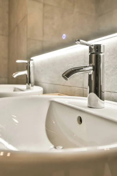 Ein Waschbecken Mit Zwei Wasserhähnen Auf Der Arbeitsplatte Und Einem — Stockfoto
