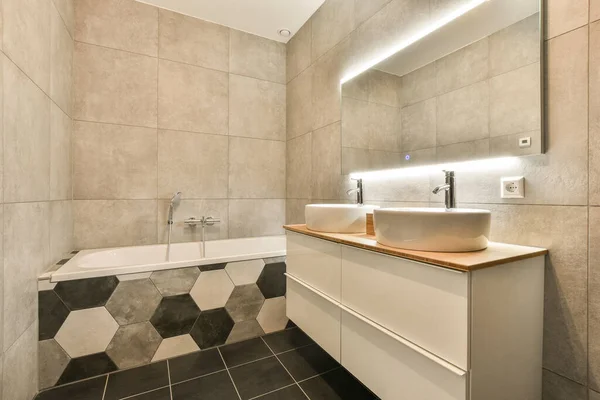 Bagno Moderno Con Piastrelle Bianco Nero Sul Pavimento Lavabo Specchio — Foto Stock