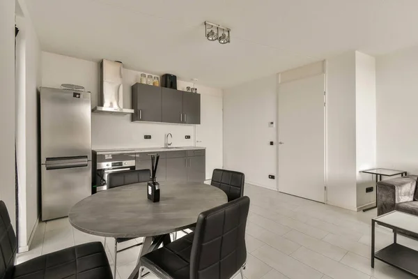 Eine Küche Und Essbereich Einer Modernen Wohnung Mit Weißen Wänden — Stockfoto