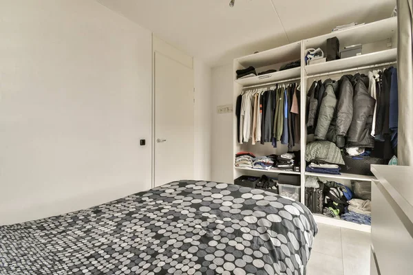 Dormitorio Con Una Cama Armarios Ropa Colgando Pared Lado Otra —  Fotos de Stock
