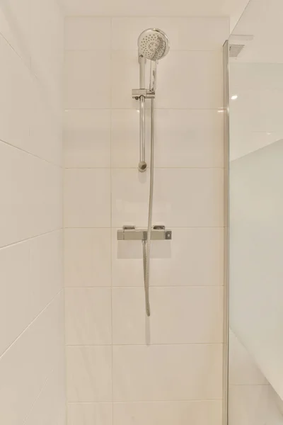 Banheiro Com Uma Cabeça Chuveiro Corrimão Canto Banheira Azulejos Brancos — Fotografia de Stock