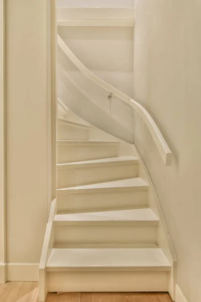Algumas Escadas Uma Casa Com Piso Madeira Tinta Branca Nas — Fotografia de Stock