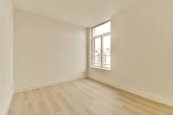 Пустая Комната Белыми Стенами Деревянными Полами Справа Окно Слева — стоковое фото