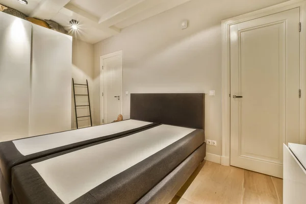 Dormitorio Con Paredes Blancas Suelos Madera Parte Delantera Imagen Tomada —  Fotos de Stock