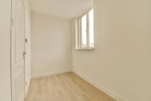 Ein Leerer Raum Mit Weißen Wänden Und Holzböden Rechts Vor — Stockfoto