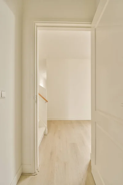 Ein Leerer Raum Mit Weißen Wänden Und Holzböden Auf Beiden — Stockfoto