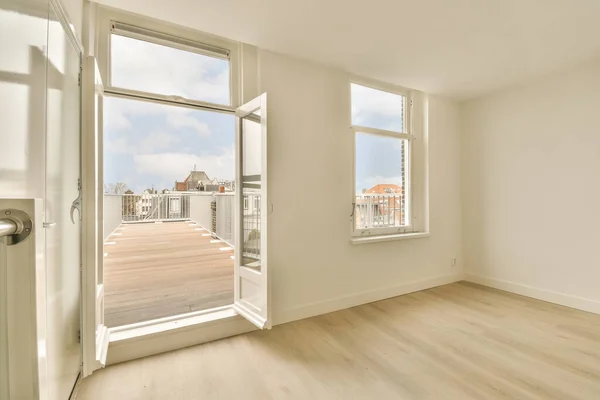 Een Lege Kamer Met Houten Vloeren Witte Muren Met Uitzicht — Stockfoto