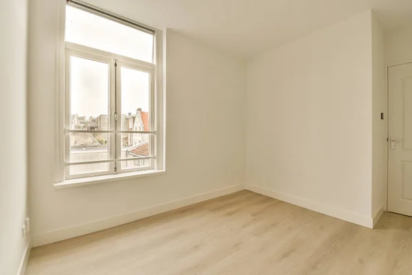 Ein Leerer Raum Mit Holzboden Und Weißen Wänden Gibt Ein — Stockfoto