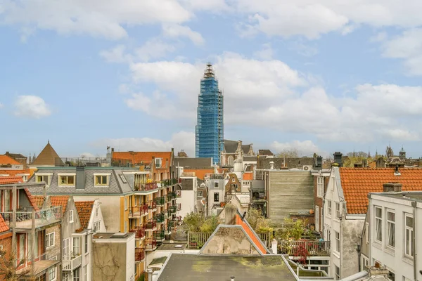 Miasto Dachu Budynku Mieszkalnego Budynkami Tle Błękitnym Niebem Wypełnionym Białymi — Zdjęcie stockowe