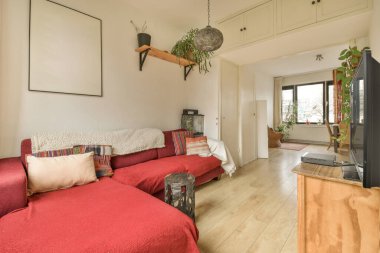 Oturma odası, iki kanepe ve odanın duvarında düz ekran bir televizyon çok beyaz.