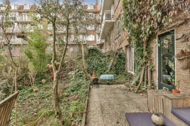 Arka bahçesinde ağaçlar ve bitkiler vardı. Bahçe avlusundan görüldüğü gibi, Swayr.