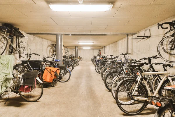Rowery Zaparkowane Podziemnym Parkingu Bez Jednej Osoby Rowerze Druga Stojąca — Zdjęcie stockowe