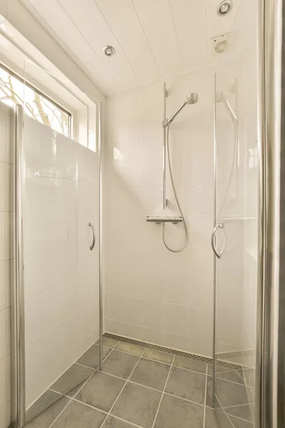 Egy Zuhanyzó Szoba Cseréppadlóval Fehér Csempe Falakon Van Egy Üveg — Stock Fotó