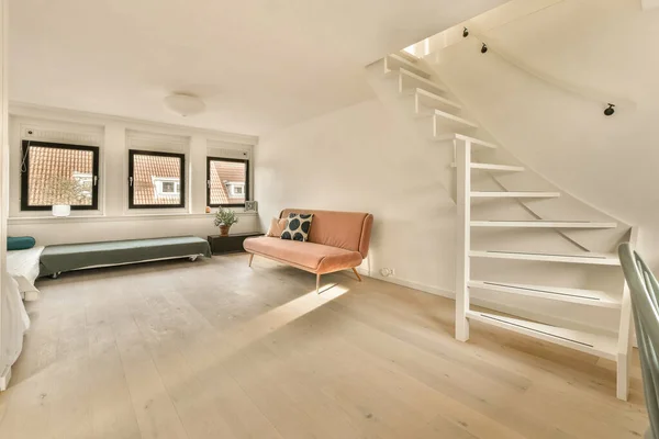 Ein Wohnzimmer Mit Weißen Wänden Und Parkettboden Eine Treppe Führt — Stockfoto