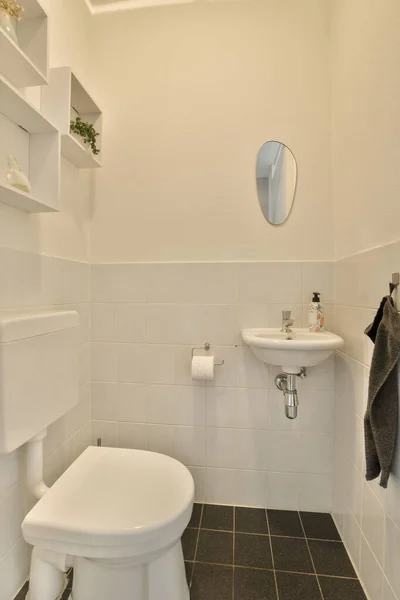 Pequeno Banheiro Com Telhas Pretas Brancas Chão Pia Banheiro Espelho — Fotografia de Stock