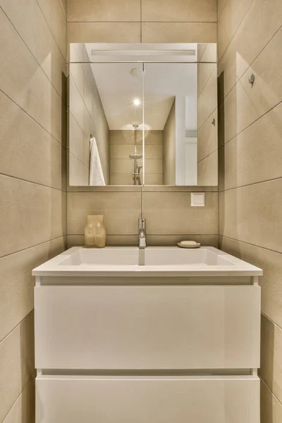 Koupelna Umyvadlem Zrcadlem Stěně Vedle Obraz Toalety Rohu — Stock fotografie