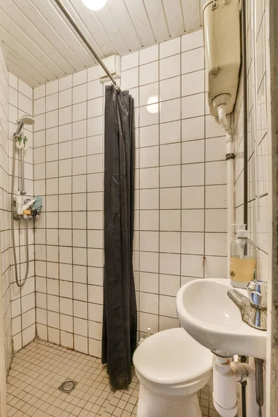 Łazienka Białymi Płytkami Ścianach Czarną Zasłoną Prysznicową Wiszącą Nad Toaletą — Zdjęcie stockowe