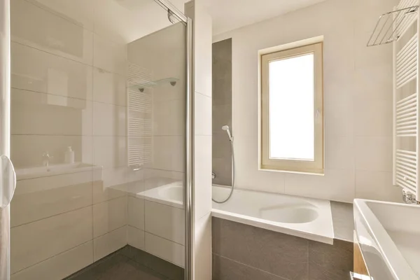 Koupelna Umyvadlem Zrcadlem Sprchovým Koutem Vedle Vany Stěně — Stock fotografie