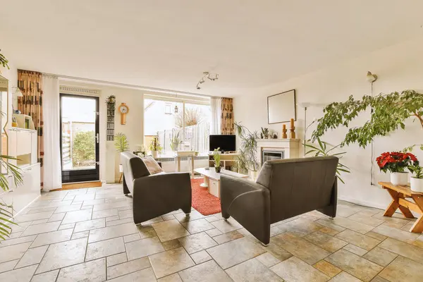 Ein Wohnzimmer Mit Sofas Stühlen Und Pflanzen Der Mitte Des — Stockfoto