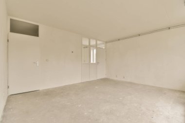 Beyaz duvarları olan boş bir oda ve duvarda neler olduğunu görmek için odada kimse yok.