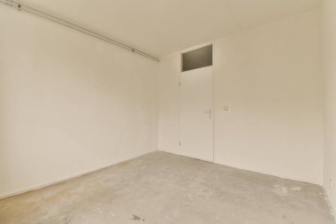 Beyaz duvarları ve diğer duvarları olmayan boş bir oda. Tamire ihtiyacı var.