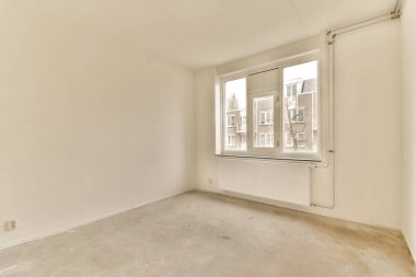 Beyaz duvarları olan boş bir oda ve fotoğraftaki hiç kimse neye benzediğini görmek için dışarı çıkarılmıyor.