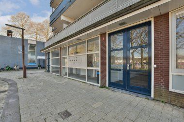 Bir süre önce yok edilmiş gibi görünen ve hala kullanımda olan bir binanın dışında.