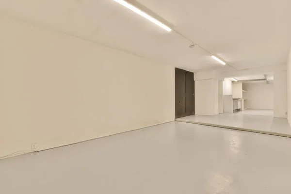 Uma Sala Vazia Com Paredes Brancas Luminárias Teto Uma Porta — Fotografia de Stock