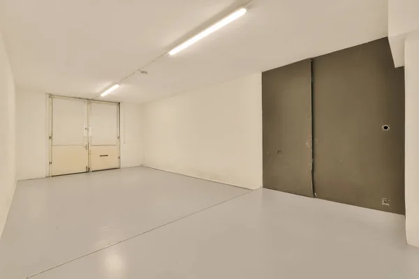 Uma Sala Vazia Com Paredes Brancas Piso Uma Porta Preta — Fotografia de Stock