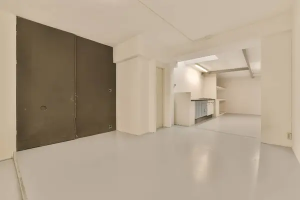 Uma Sala Vazia Com Piso Branco Porta Preta Que Leva — Fotografia de Stock