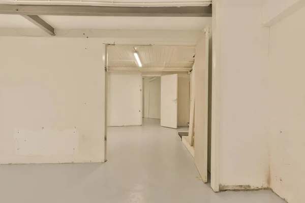 Uma Sala Vazia Com Paredes Brancas Piso Cinza Parte Central — Fotografia de Stock