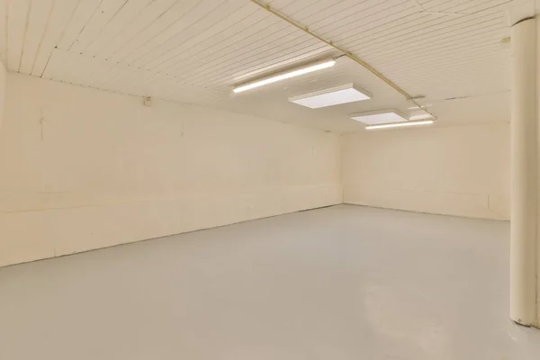 Uma Sala Vazia Com Tinta Branca Nas Paredes Vigas Teto — Fotografia de Stock