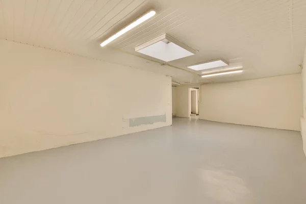 Uma Sala Vazia Com Tinta Branca Nas Paredes Teto Uma — Fotografia de Stock