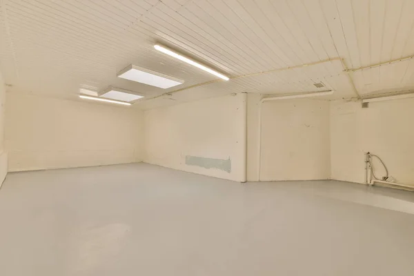 Uma Sala Vazia Com Tinta Branca Nas Paredes Teto Lugar — Fotografia de Stock