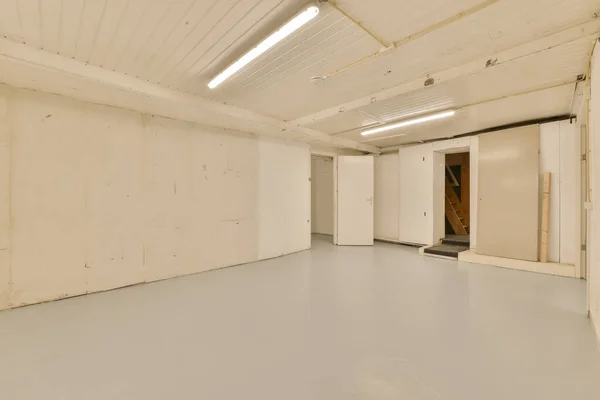 Uma Sala Vazia Com Paredes Brancas Tinta Seca Chão Como — Fotografia de Stock