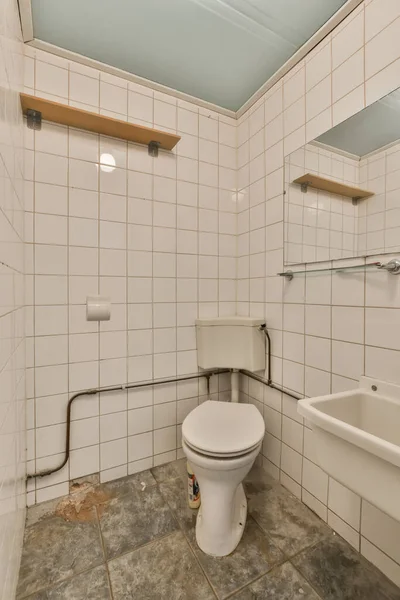 Ett Badrum Som Behov Återhämtning Med Toalett Och Badkar Golvet — Stockfoto