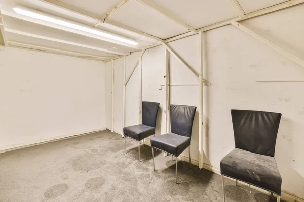 Duas Cadeiras Uma Sala Vazia Com Paredes Brancas Tetos Expostos — Fotografia de Stock