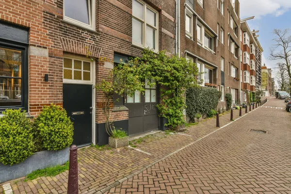 Een Lege Straat Nederlanden Met Bakstenen Gebouwen Aan Beide Zijden — Stockfoto