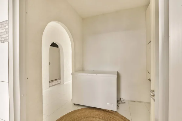 Empty Room White Refrigerator Washer Floor Front Door Bathroom — Stock Photo, Image