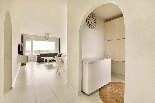 Een Keuken Een Eethoek Een Huis Met Witte Muren Vloertegels — Stockfoto