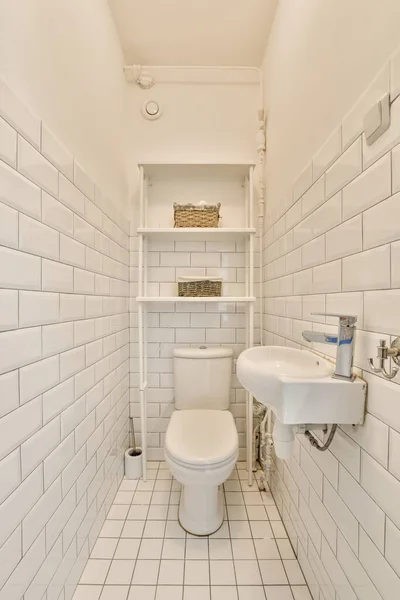 Небольшая Ванная Комната Белой Плиткой Стенах Туалет Углу Рядом Раковиной — стоковое фото
