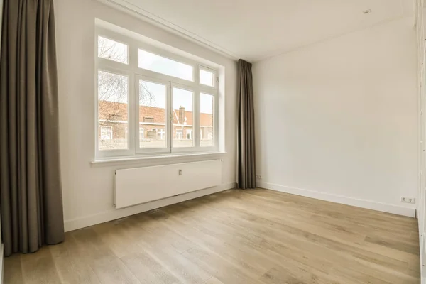 Ein Leerer Raum Mit Holzboden Und Großem Fenster Zur Straße — Stockfoto