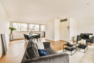 Odanın ortasında kanepesi, sehpası ve televizyonu olan bir oturma odası var.