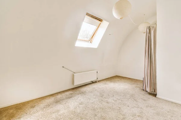 Uma Sala Vazia Com Paredes Brancas Piso Alcatifado Uma Pequena — Fotografia de Stock