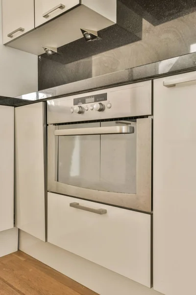 Dapur Putih Dengan Oven Dan Lantai Kayu Sudut Diambil Dari — Stok Foto