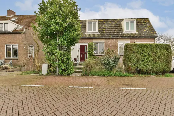 Ένα Σπίτι Στις Κάτω Χώρες Τούβλα Περίπτερα Στο Έδαφος Και — Φωτογραφία Αρχείου