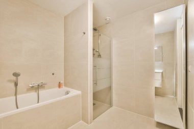 Küveti, banyosu, banyosu ve tuvaleti olan bir banyo aynı resimde diğer taraftan çekilmiştir.
