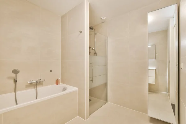 Łazienka Wanną Prysznicem Tym Samym Zdjęciu Jest Zrobione Drugiej Strony — Zdjęcie stockowe