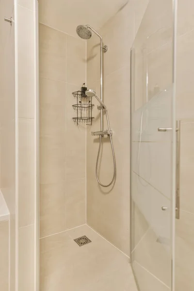 욕실에 샤워기가 모퉁이에는 샤워기 머리를 붙이고 샤워를 — 스톡 사진